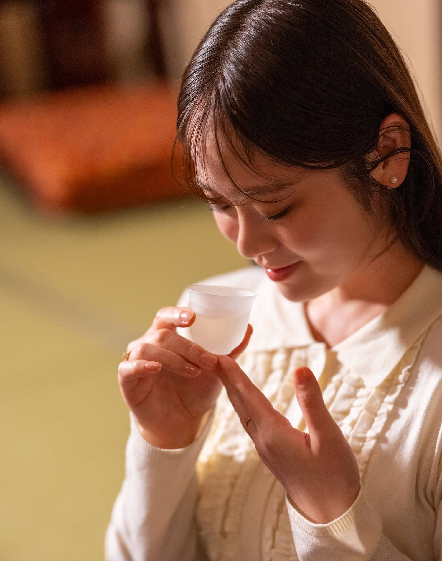 純米酒〈松の花〉の香りを楽しむ池田さん