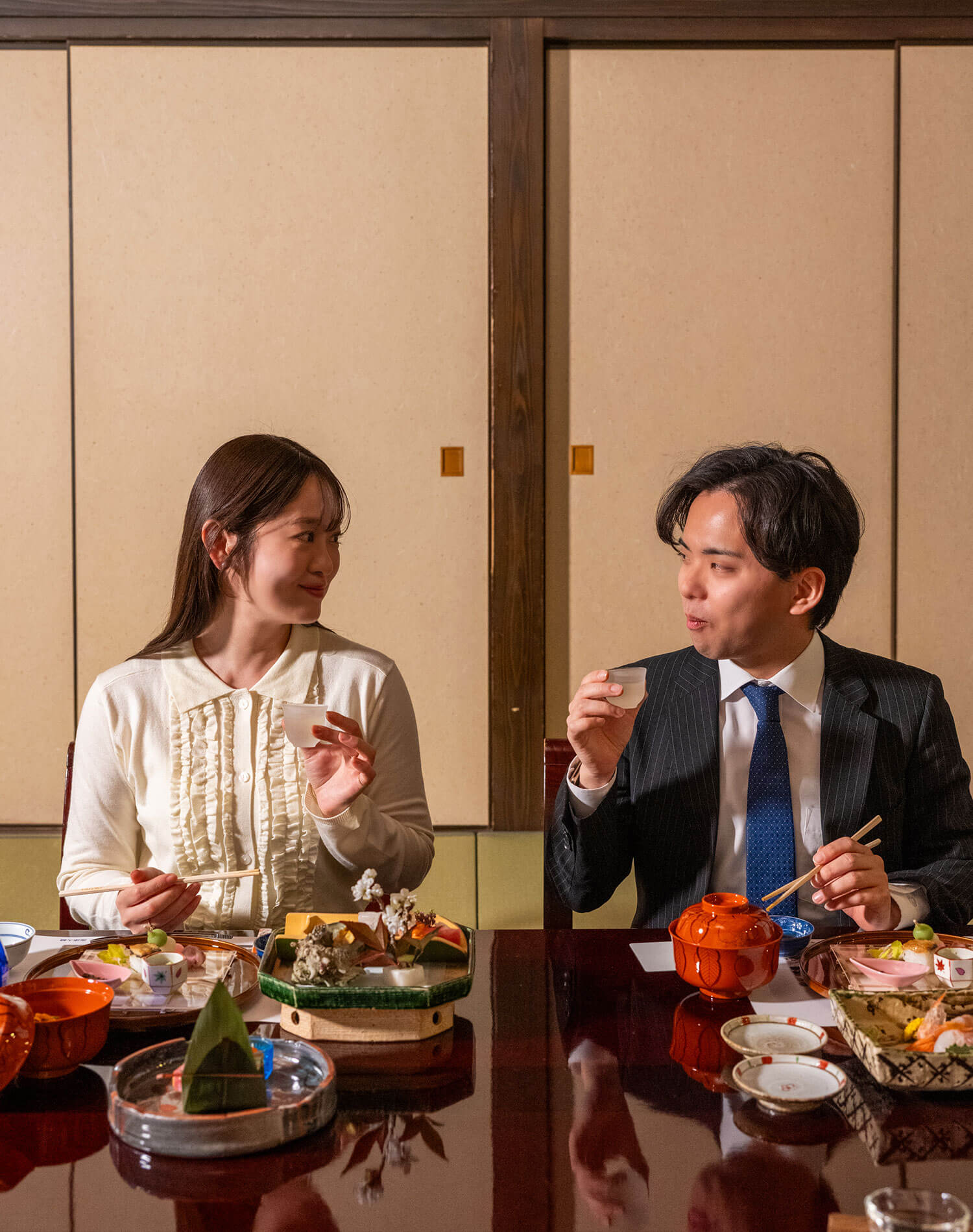 お酒と料理を楽しむ池田さん