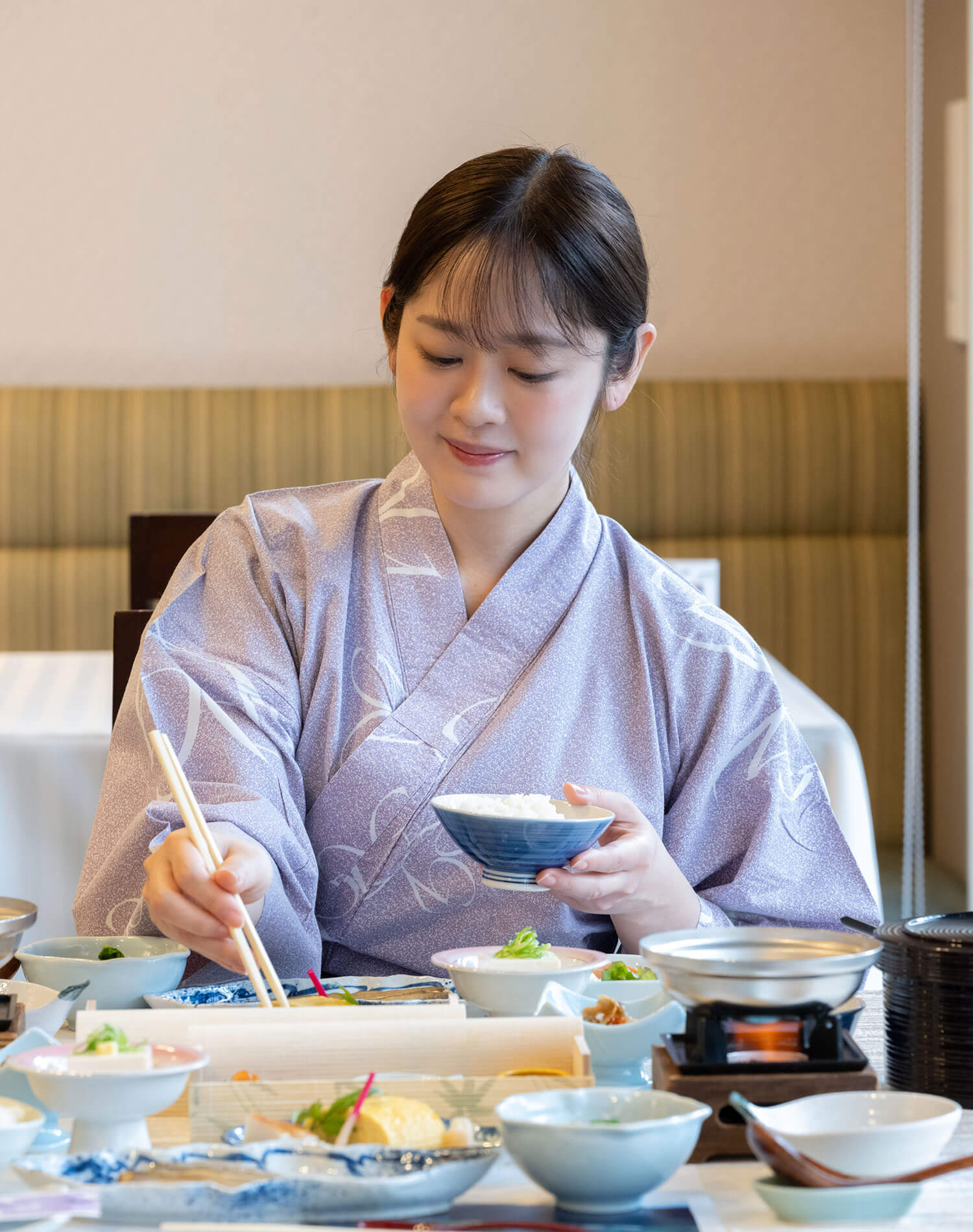 朝ごはんに舌鼓する池田さん