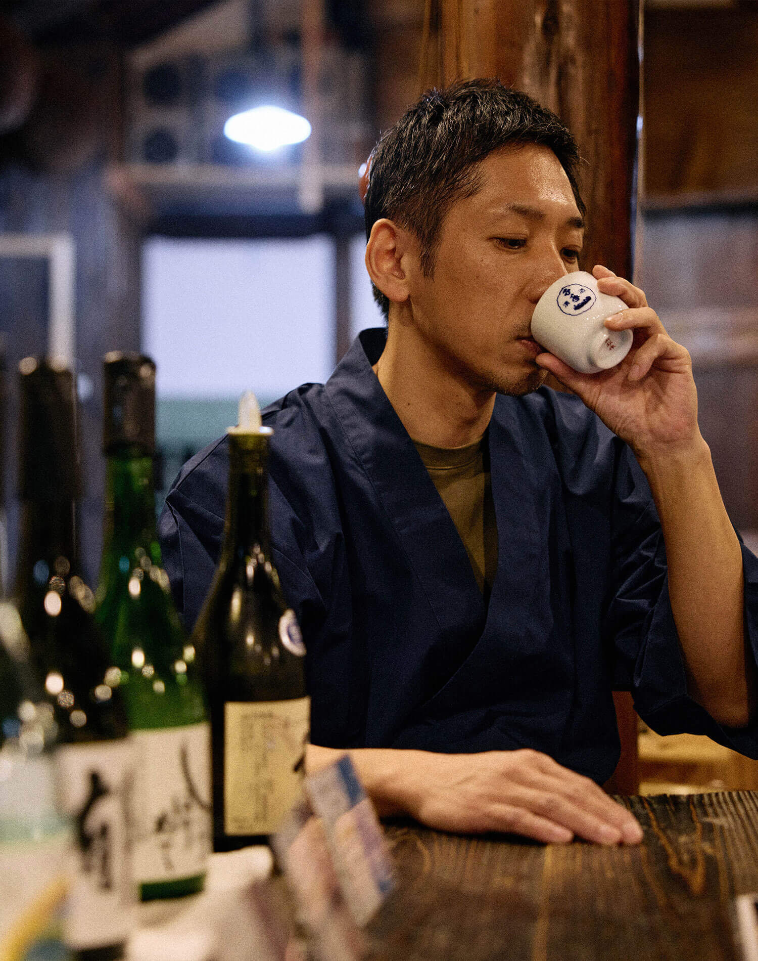 千年一酒造の日本酒を試飲する料理長