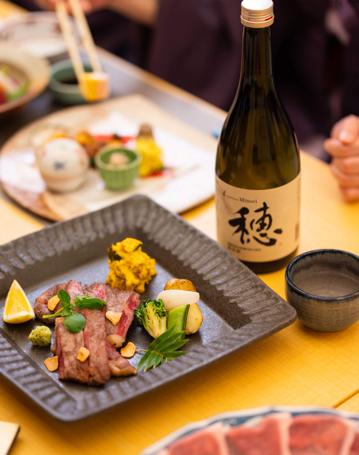 〈淡路牛の鉄板焼き〉と、『千年一酒造』の〈純米酒 -穂 Minori-〉