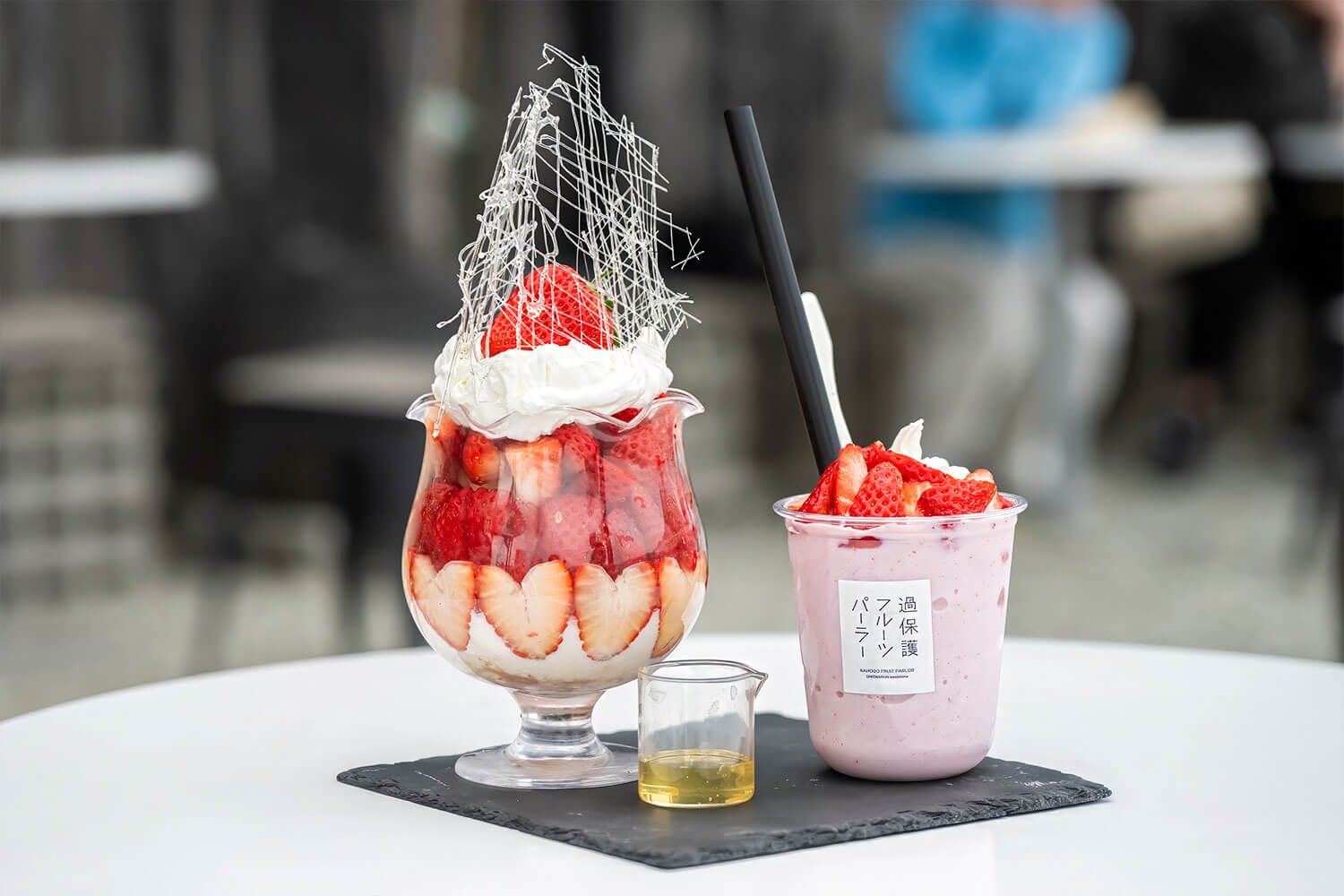 左〈白雪パフェ〉¥2,280　右〈ピンクいちごのスムージー〉¥980