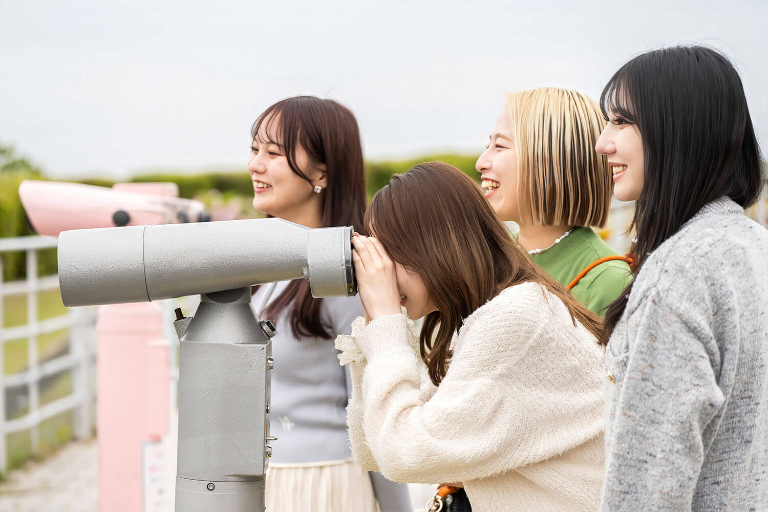 望遠鏡を覗く一行