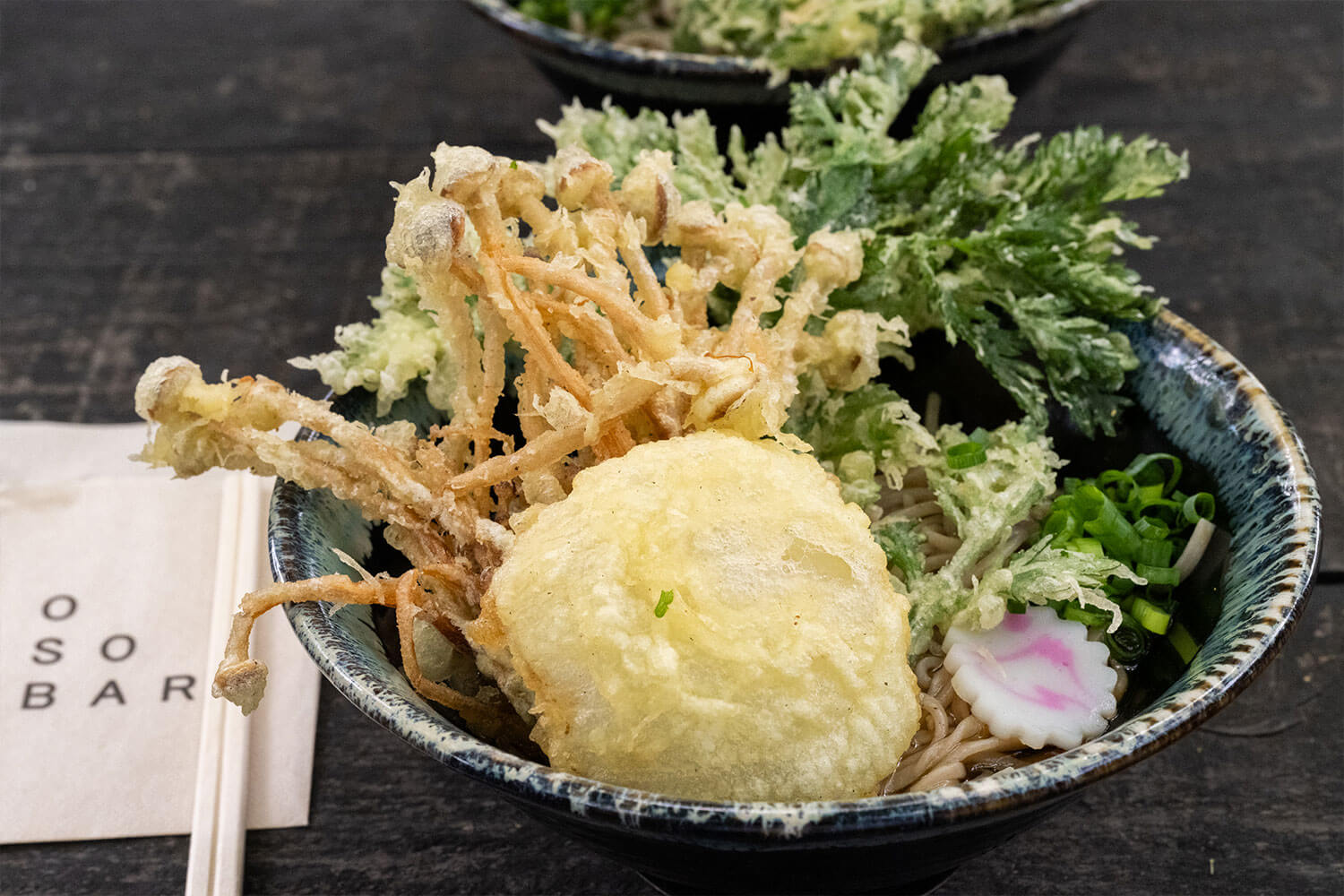 春菊、えのき、新玉ねぎの天ぷらが乗る〈天ぷら3種盛り蕎麦〉