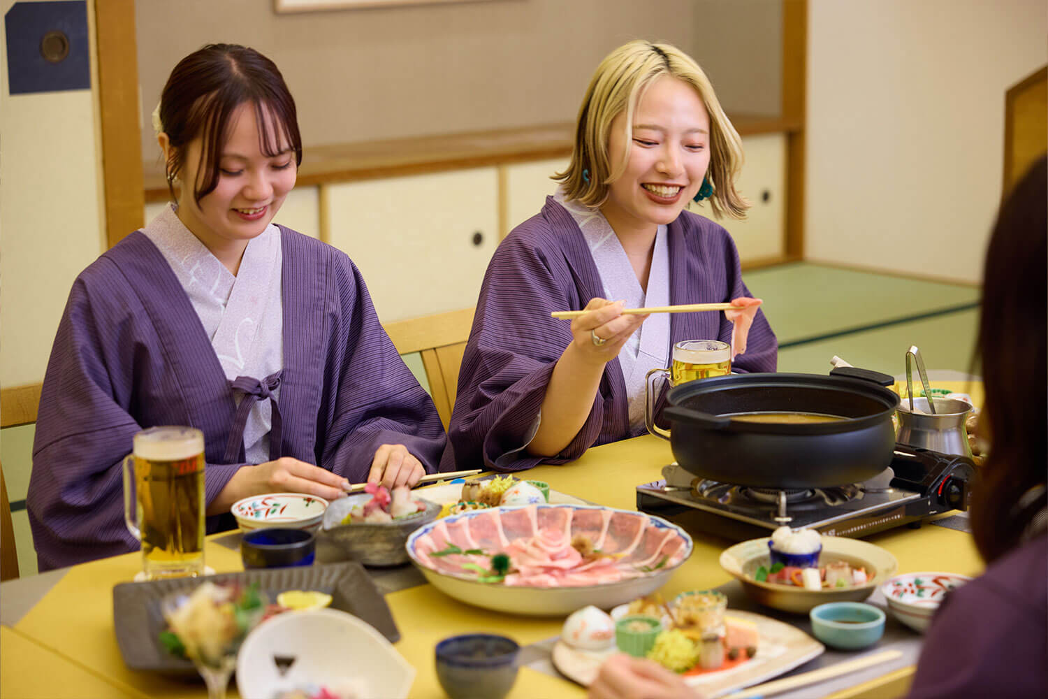 乾杯から始まる、淡路島女子旅の夕食時間