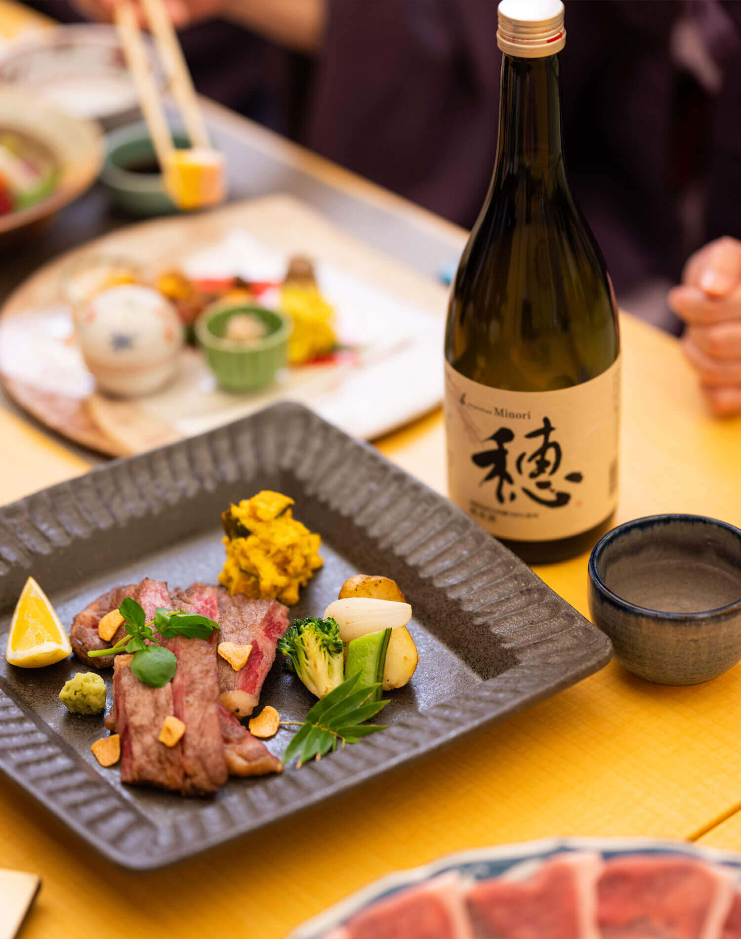 純米酒〈穂 Minori〉に合わせるのは、淡路牛のサーロインステーキ