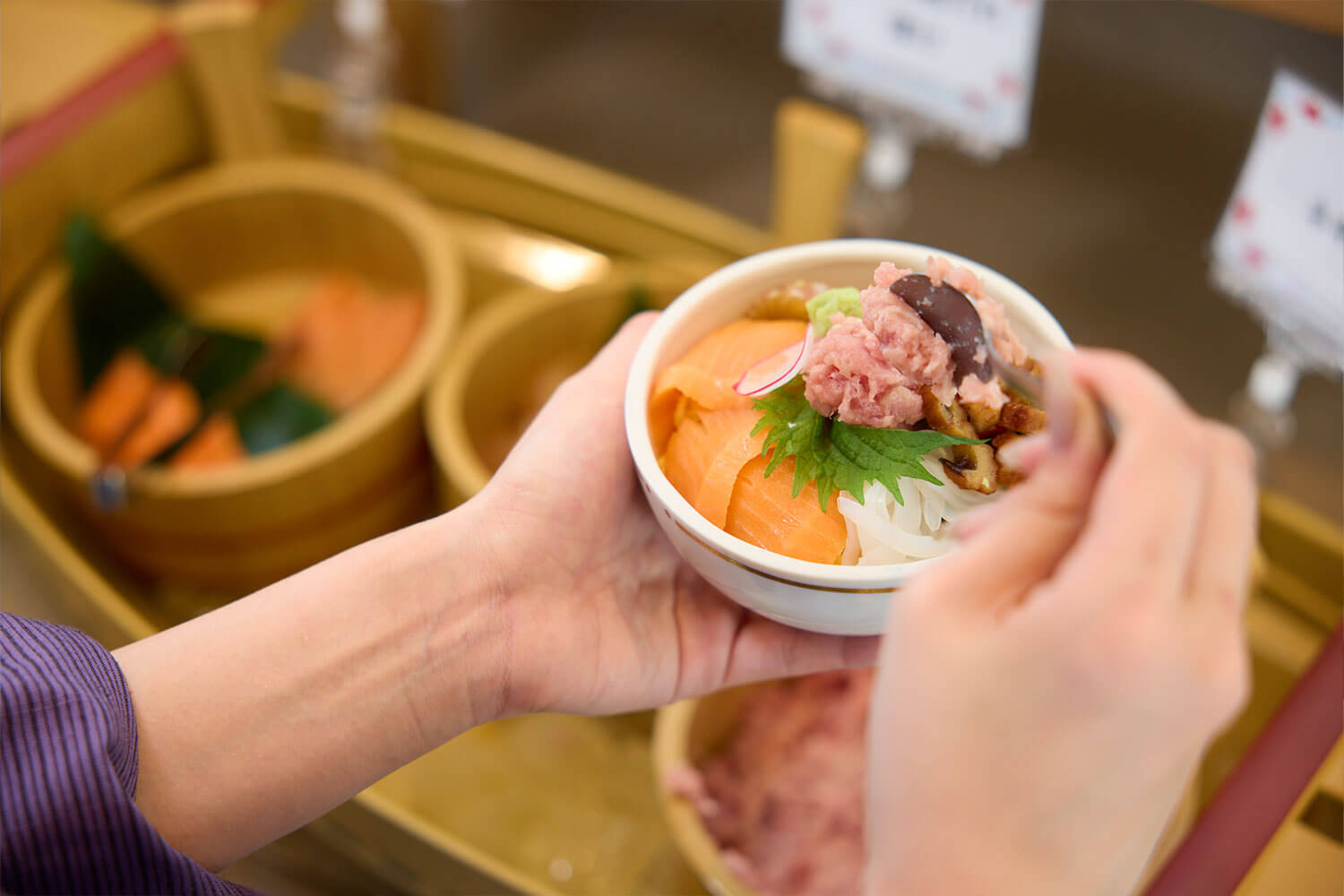 朝食は、海鮮のっけ丼も楽しめるビュッフェスタイル