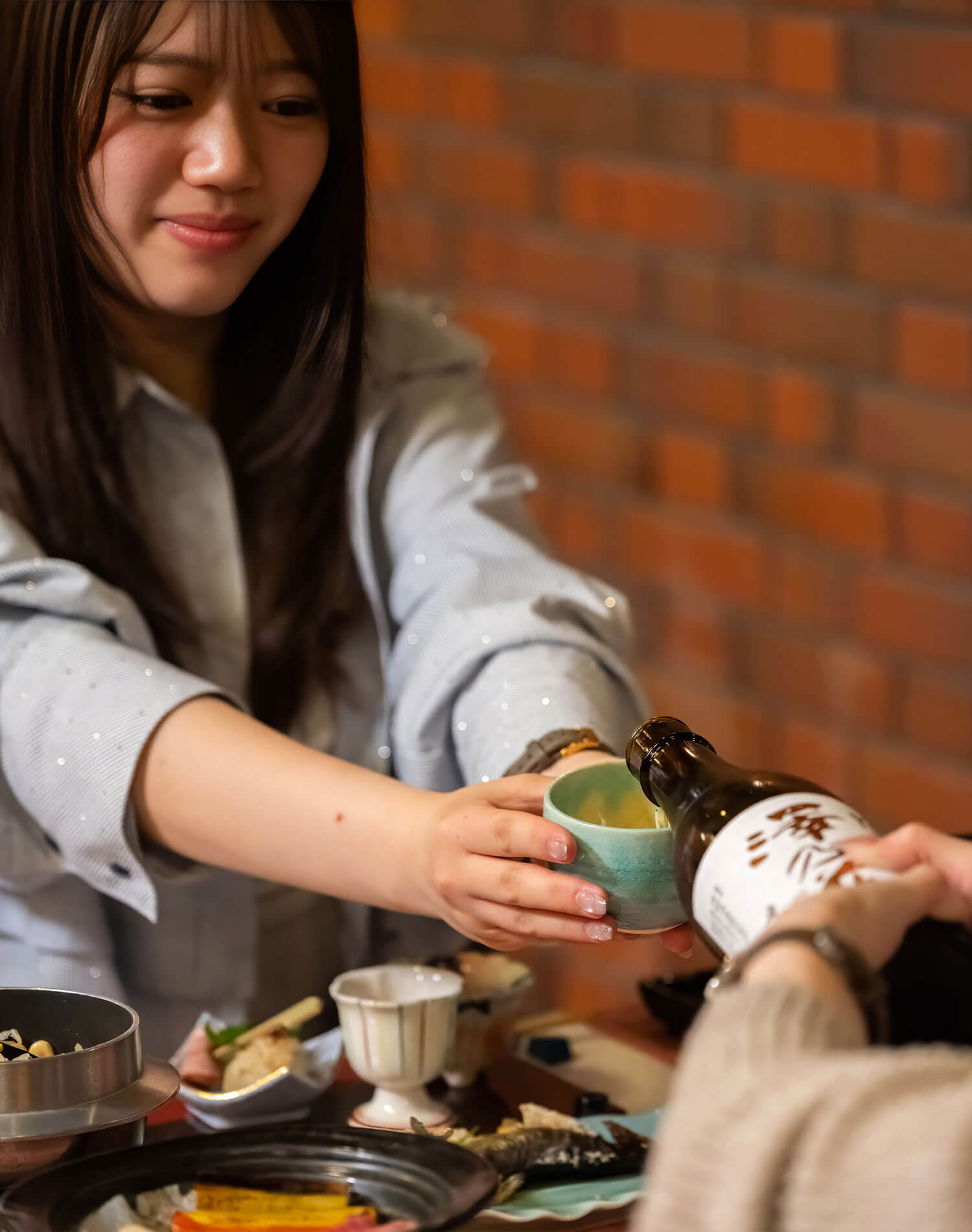 日本酒を楽しむ二人