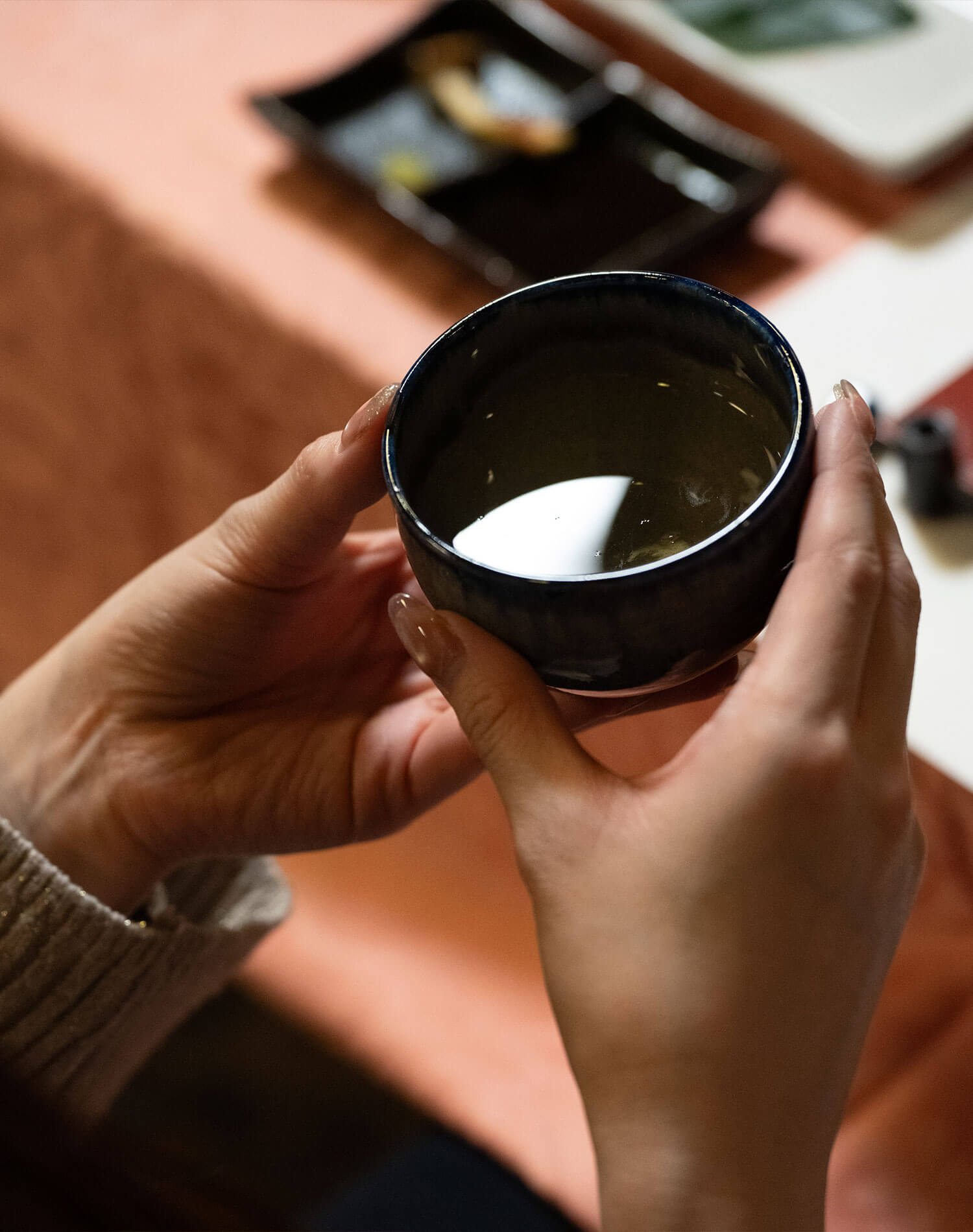 日本酒を楽しむ二人