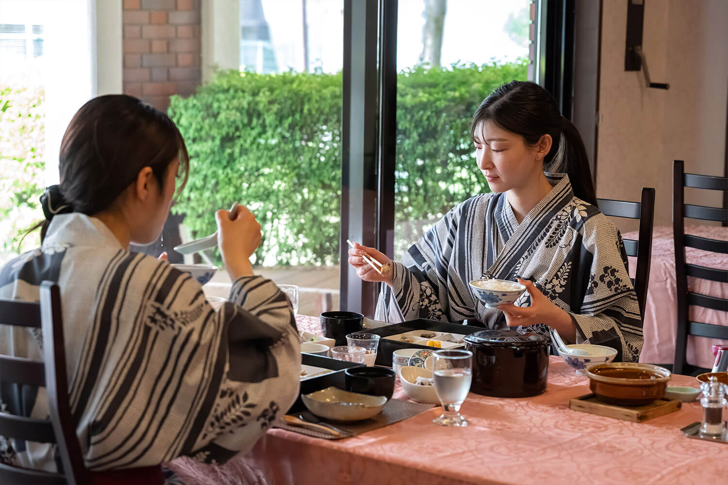 軽井沢の和朝食を楽しむ二人