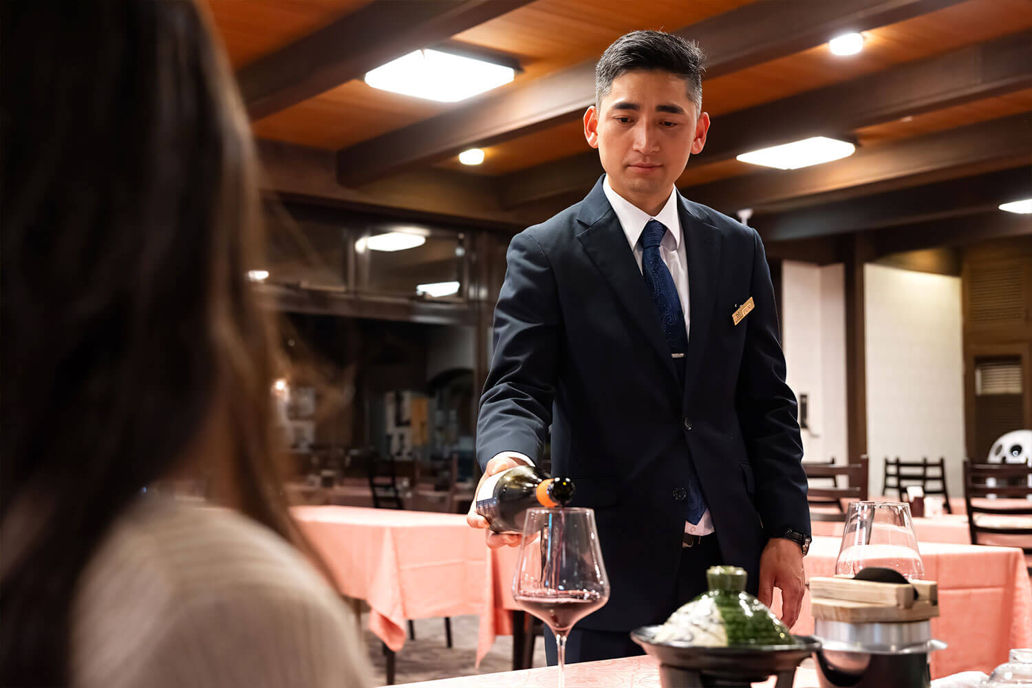 お酒を注いでくれるスタッフさん