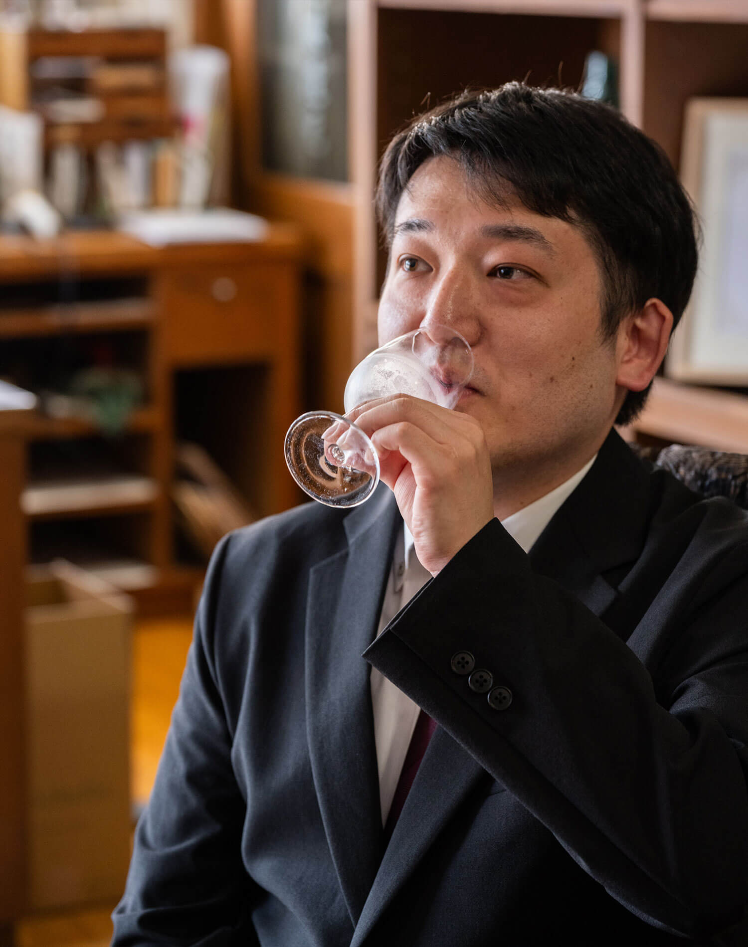 試飲する料理長