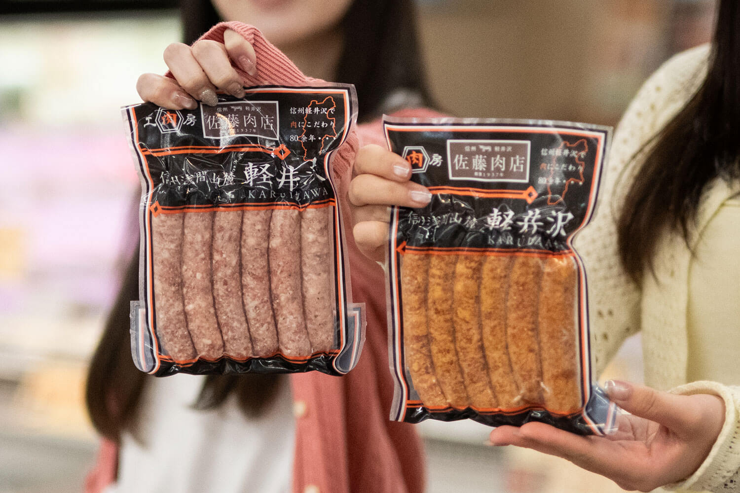 お土産を物色するHESTA大倉のスタッフ2名