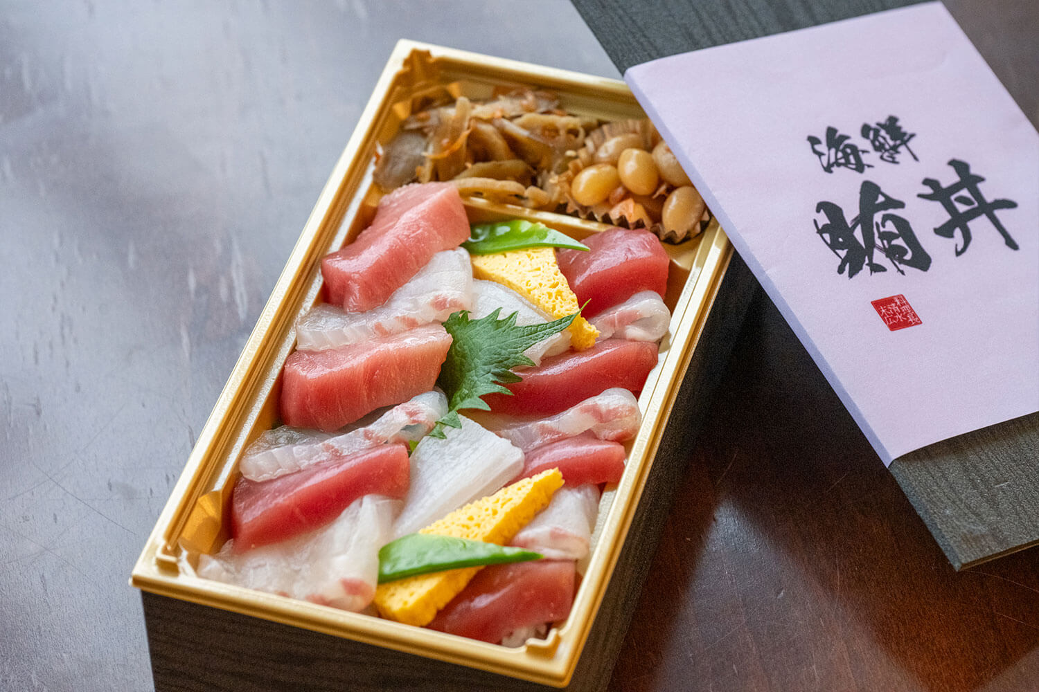 ホテル特製のお弁当「鮪丼弁当」