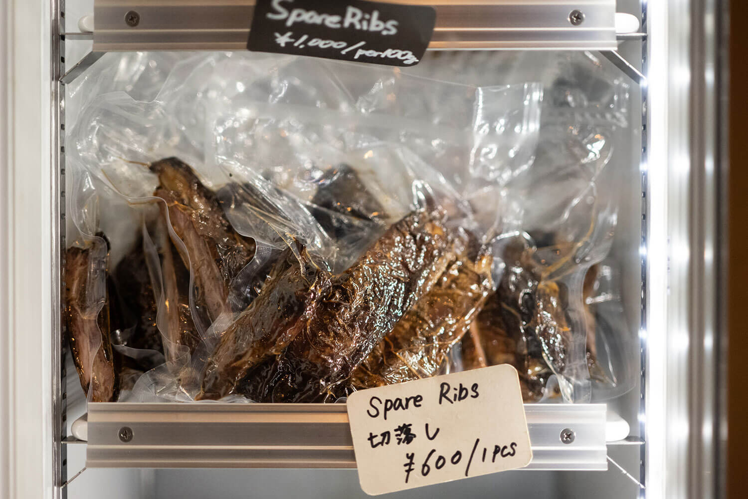 お肉のほか、オリジナルソースなども販売中