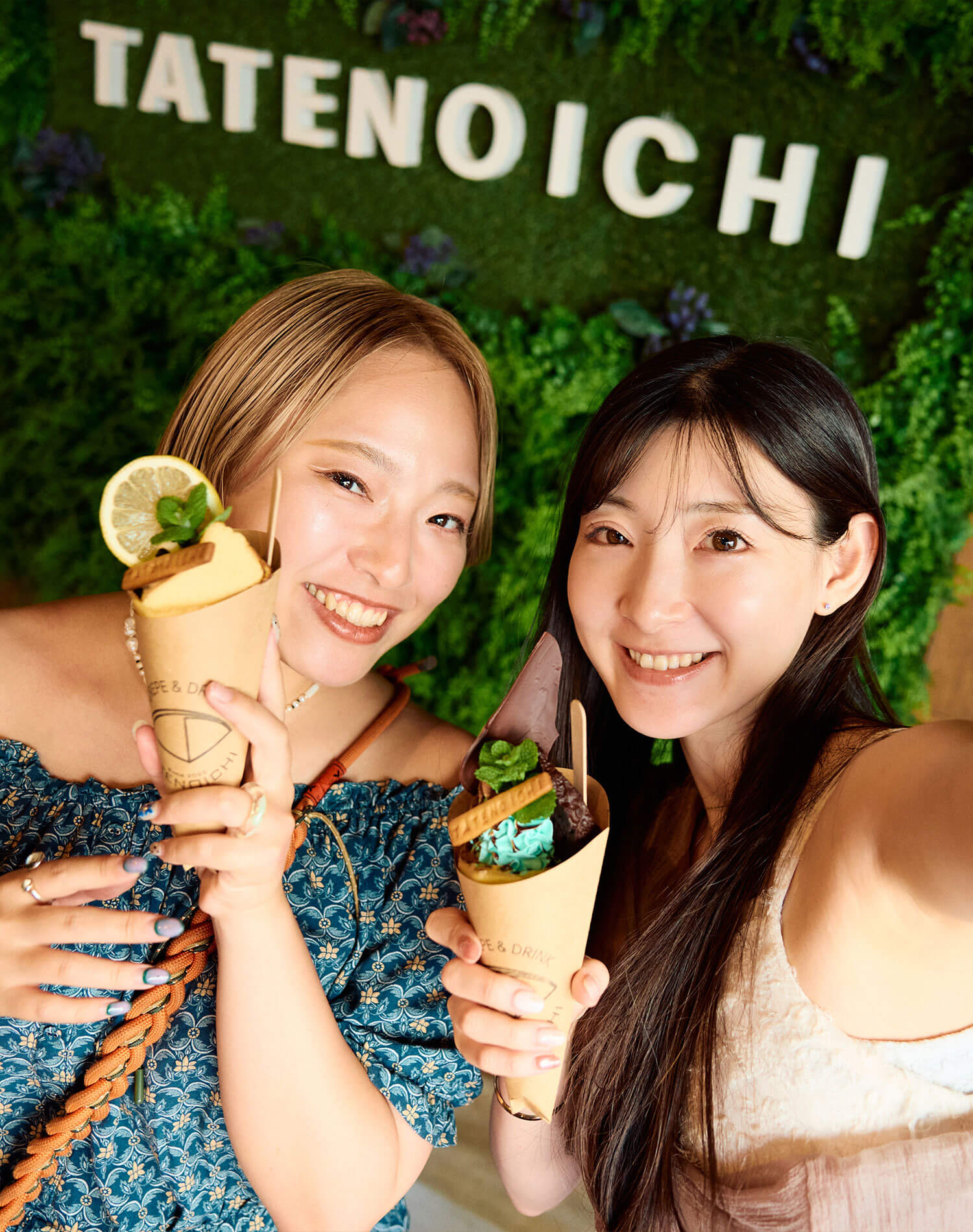 クレープ片手にパシャリ