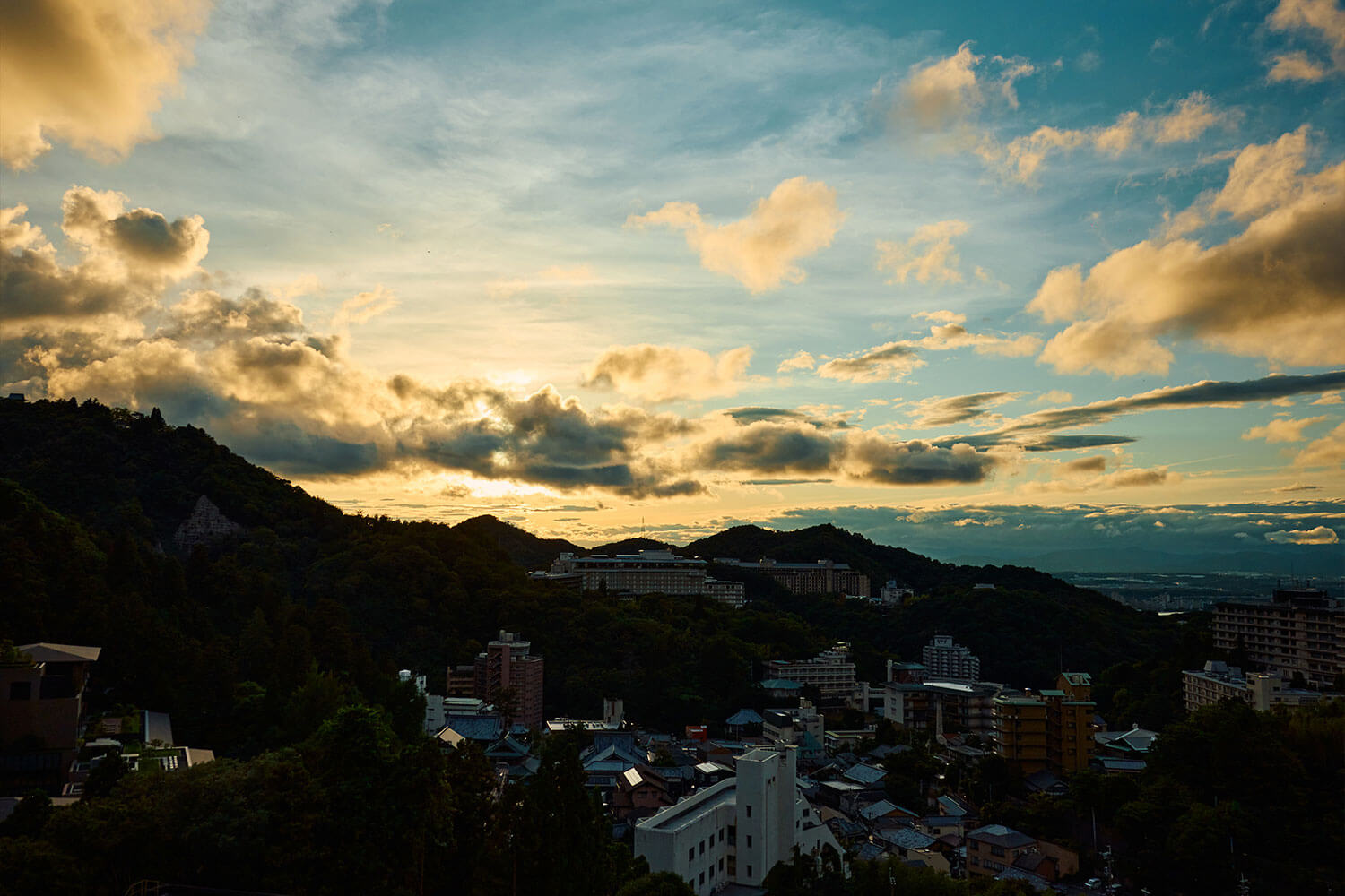 客室から見える夕暮れの温泉街は絶景