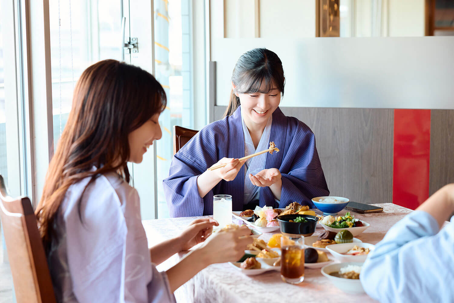 朝食をゆったり楽しむ一行