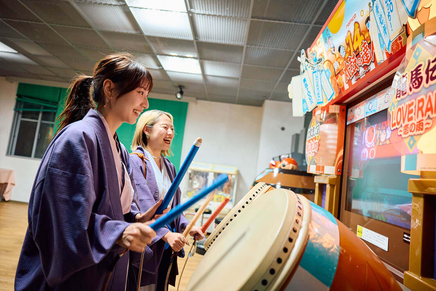 ゲームコーナーではしゃぐ一行