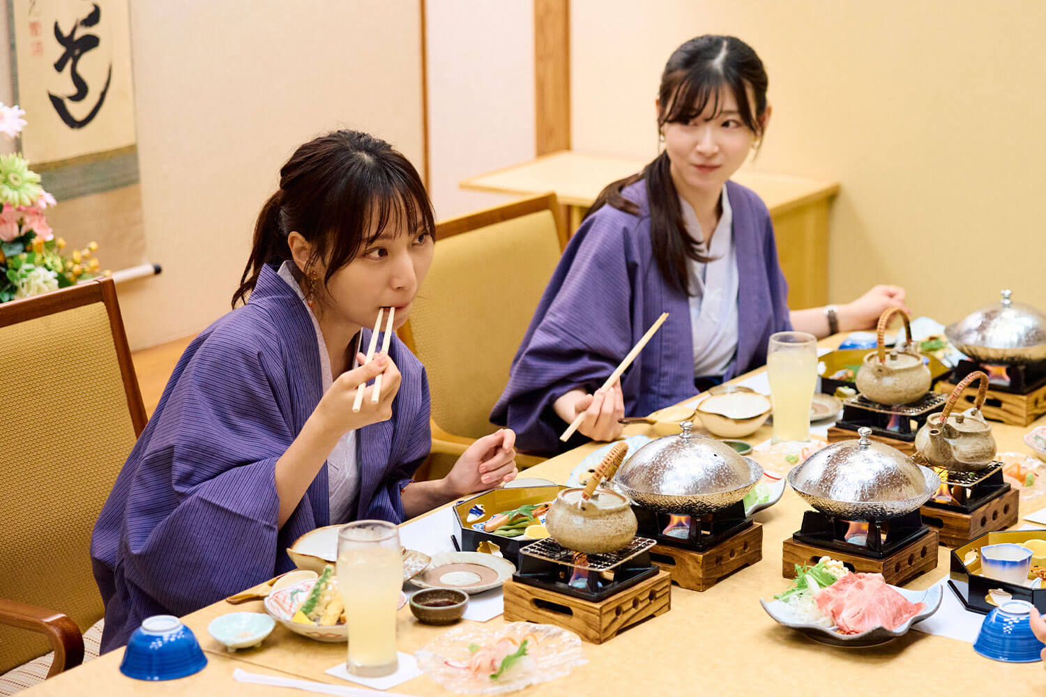 夕食を楽しむ一行