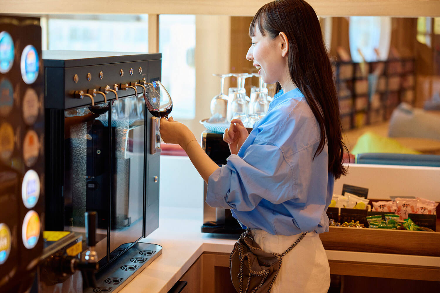 ハッピーアワーは気になる一杯をセルフスタイルで