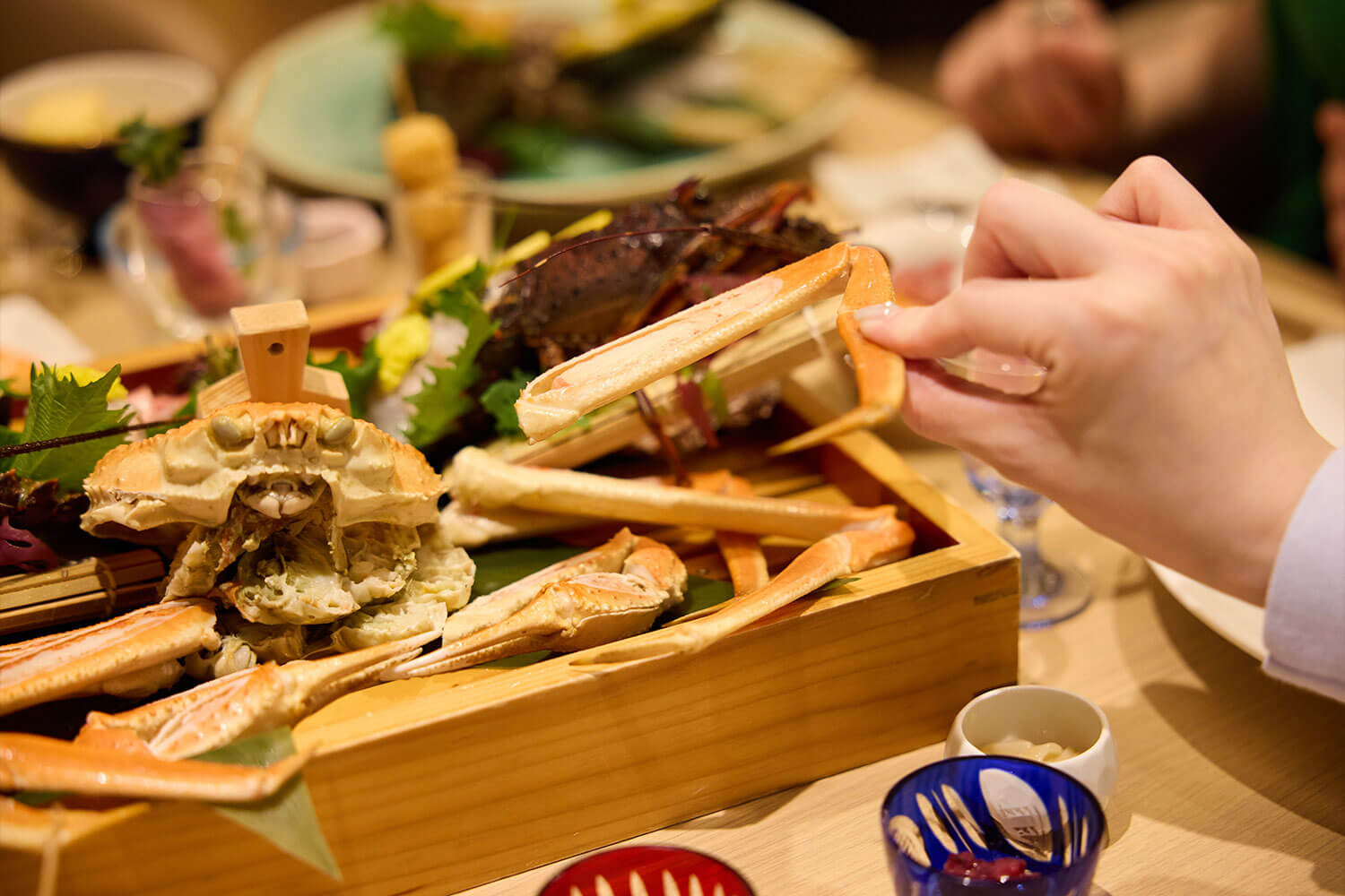メイン料理の蟹をいただく