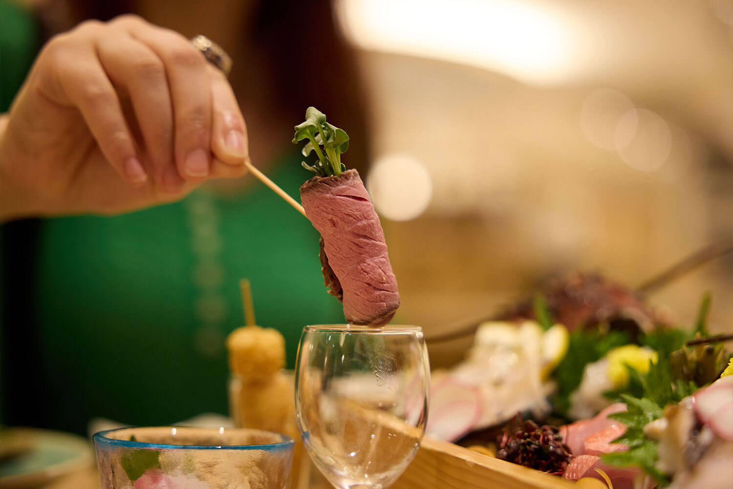 ビュッフェの料理をいただく