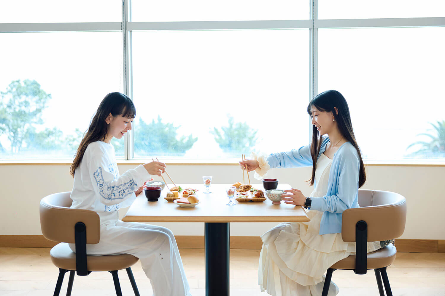 窓の外の海を眺めながら贅沢な朝食